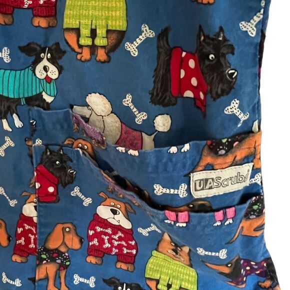 Uniform Advantage short sleeved v-neck scrub top in blue with dog print size XS - Picture 3 of 9